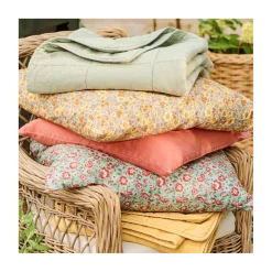 Pudebetræk 60x60 cm. - m/rustfarvede blomster og grønne blade