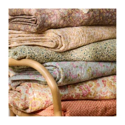 Quilt tæppe - cremefarvet m/blå og rosa blomster