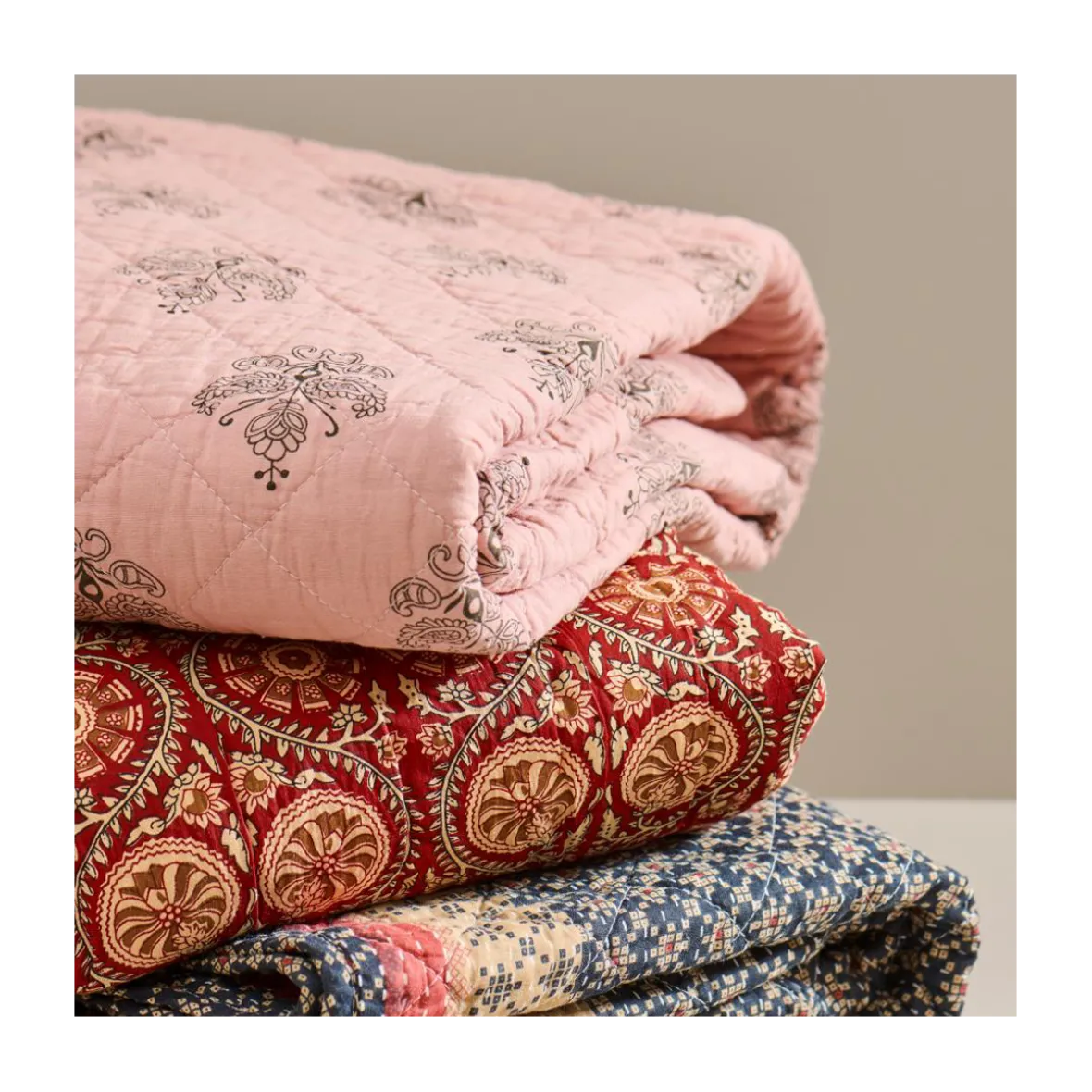 Quilt tæppe - lyserødt med gråt mønster